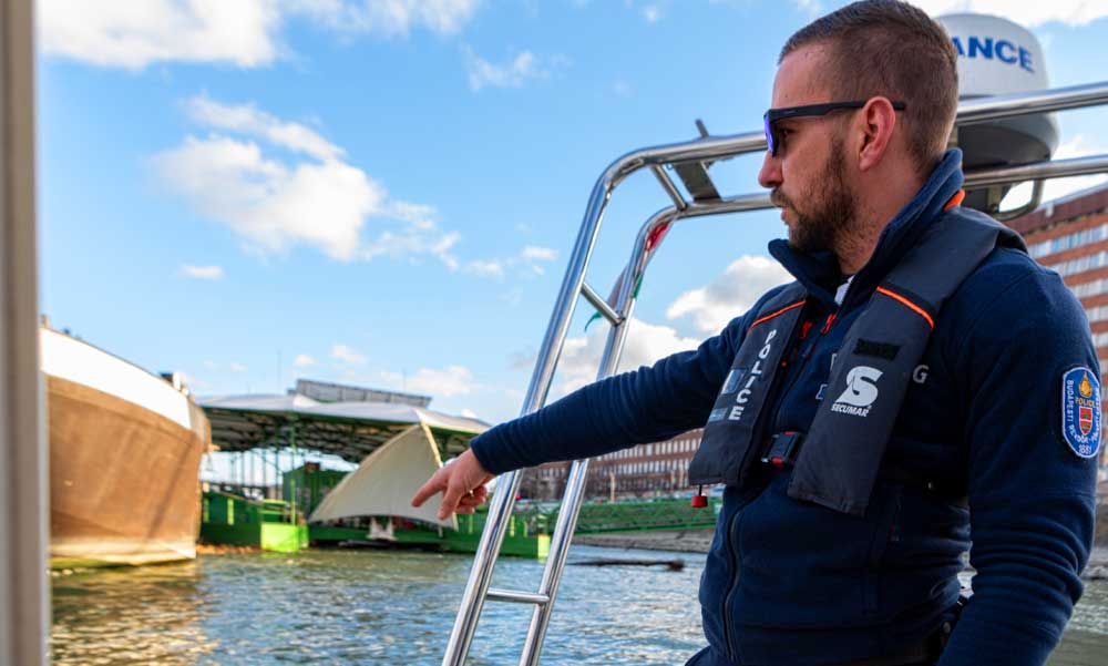 Dunába zuhant egy nő a Szabadság hídról, a vízimentők élesztették újra