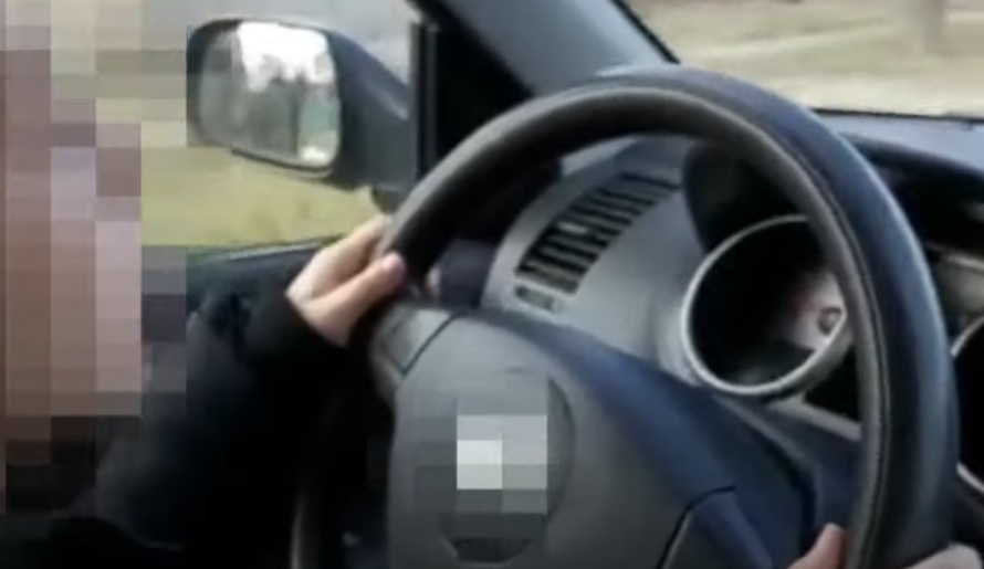 Gyermek vezetett autót az M3-as autópályán Mogyoródnál, amikor a rendőrök leintették, ők is meglepődtek