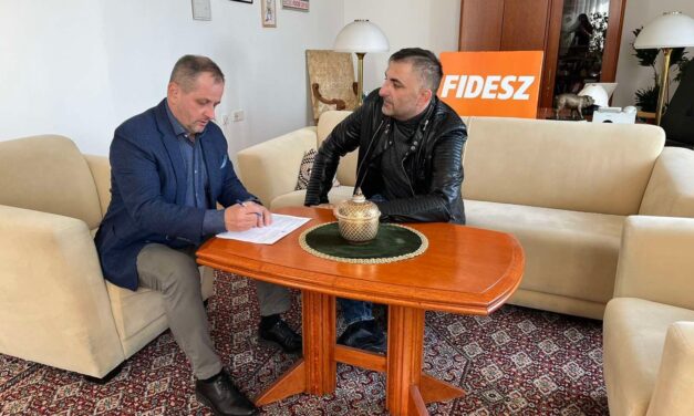 Győzike hivatalosan is belépett a Fideszbe, Budai Gyula írta alá a rapper belépési nyilatkozatát a Külügyminisztériumban