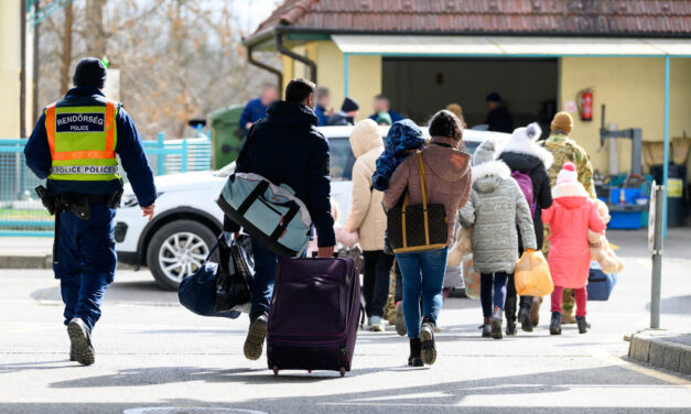 Elképesztő összefogás: így segítik itthon az ukrajnai menekülteket, a Vígszínház adománygyűjtő pontot nyitott – fotó