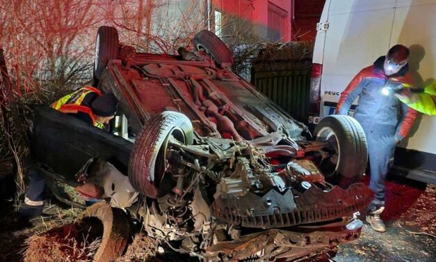 Hatalmas csattanásra riadt fel álmából a gyáli férfi, berepült a kerítésen az ételfutárok autója, totálkáros lett a Toyota Yaris