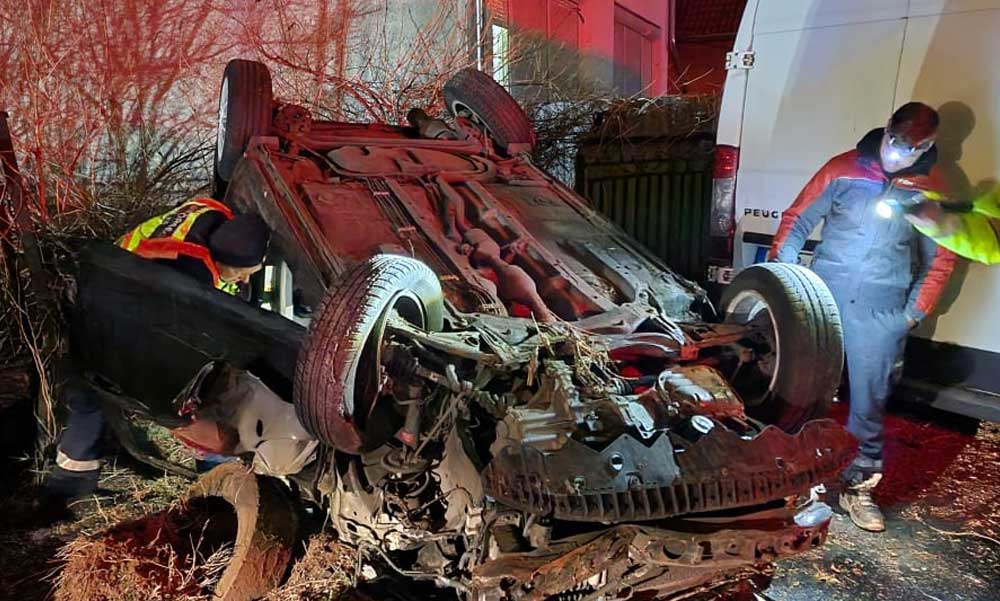 Hatalmas csattanásra riadt fel álmából a gyáli férfi, berepült a kerítésen az ételfutárok autója, totálkáros lett a Toyota Yaris