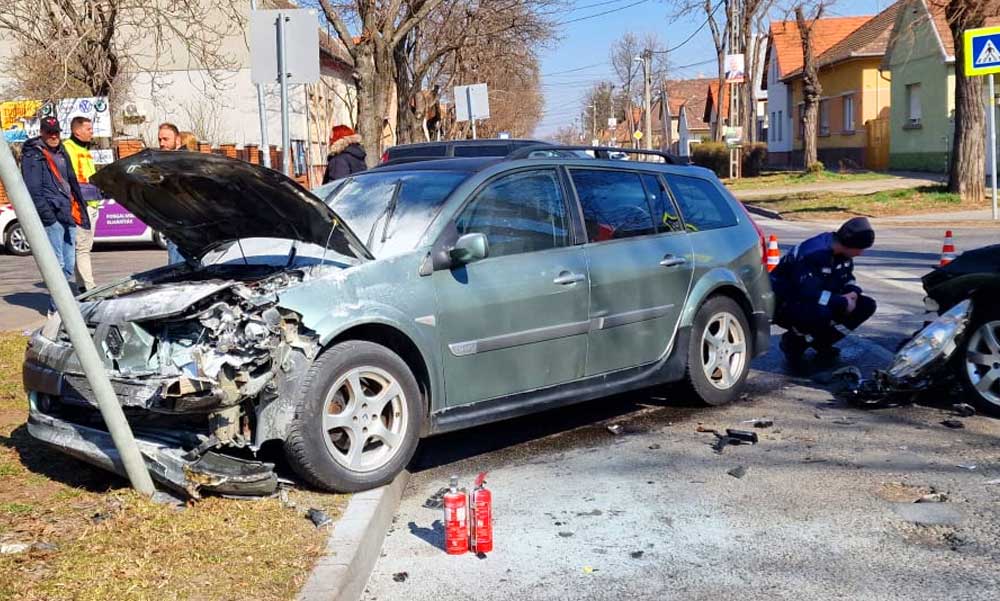 Lángba borult a Peugeot az ütközéstől, a balesetet előidéző gyalogos segítségnyújtás nélkül lelépett, keresik a rendőrök