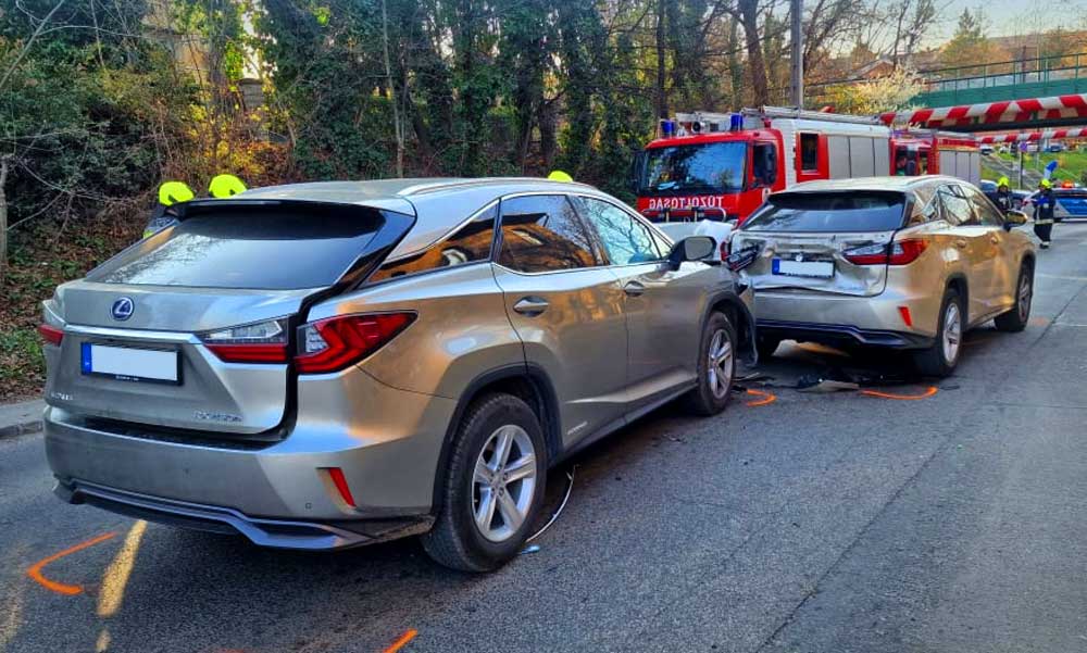 Tömegbaleset a János kórháznál, egymás után törtek össze a 25 milliós Lexus terepjárók – Fotók