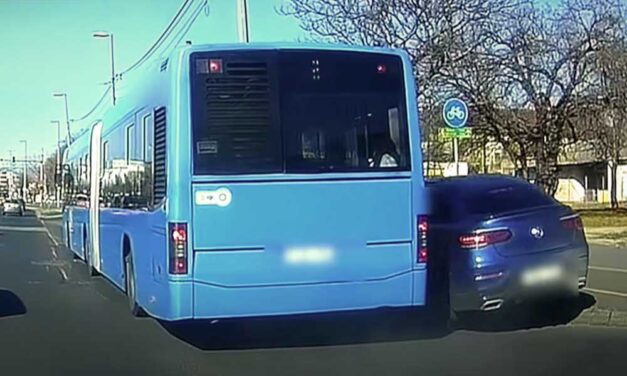 Belehajtott egy Skoda a BKV gyorsjáratába a Keletinél – Gáspár Győző is a helyszínen volt, rendőrt hívtak rá