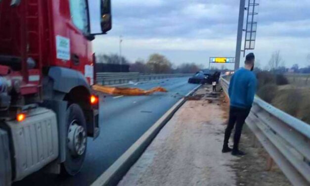 BMW ütközött a szalagkorlátnak az M4-esen, 6 mentő van a helyszínen, több kilométeres a torlódás