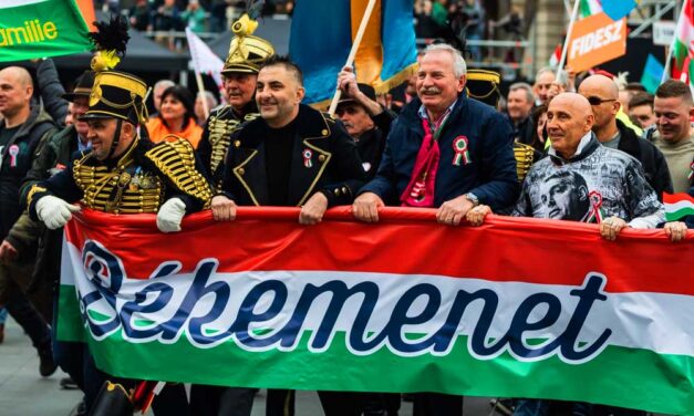 A Békemenet összehozta Győzikét, Bayer Zsoltot, Fásy Ádámot, Pataky Attilát, Semjén Zsoltot és Nagy Ferót, együtt vitték a molinót a menet elején