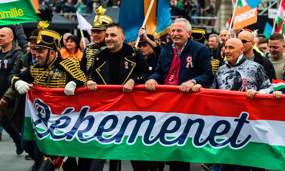 A Békemenet összehozta Győzikét, Bayer Zsoltot, Fásy Ádámot, Pataky Attilát, Semjén Zsoltot és Nagy Ferót, együtt vitték a molinót a menet elején