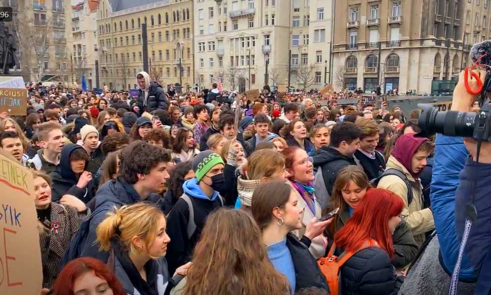 Diákok tüntetnek a Parlement előtt, a tanáraikért vonultak az utcára „Nincs tanár, nincs jövő” – skandálták a tanulók