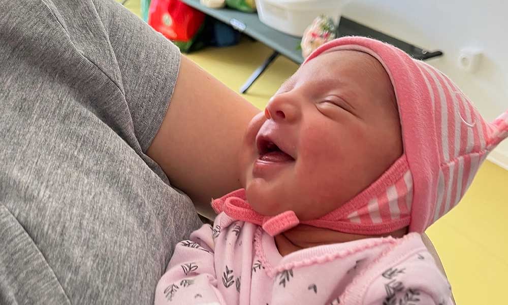 „Bízom abban, hogy hamarosan hazatérhetnek a családjukhoz, és egy szebb világban fog felnőni!” – az érdi menekültszálláson született a kis Emília, édesapja még nem is láthatta kislányát