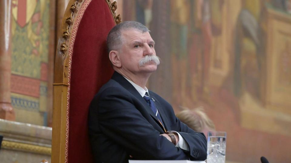 Megint fizetésemelést kaptak a politikusok: Kövér László bére 3,6 millió lett, Áder János és Novák Katalin közel 4 milliót vihet haza havonta