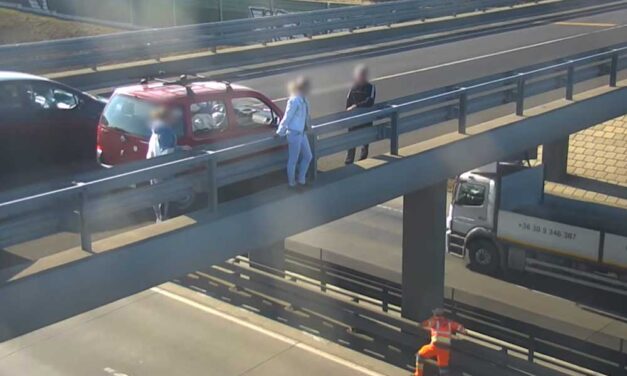 Az M0-ás egyik hídjáról akart leugrani egy elkeseredett nő, a közút munkatársai leállították a forgalmat