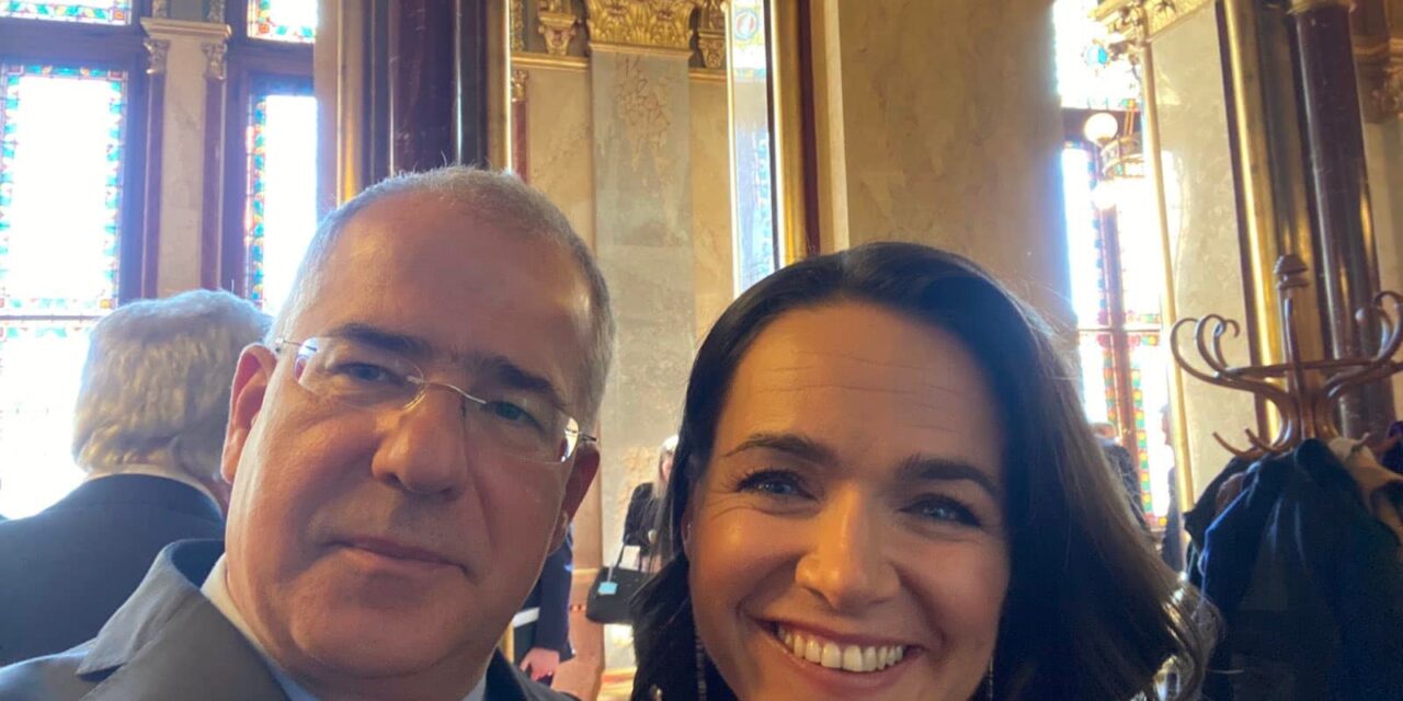 „Sok szerencsét Kati” – mindenki Novák Katalinnal szelfizett a parlamentben, miután köztársasági elnökké választották az egykori minisztert