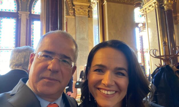 „Sok szerencsét Kati” – mindenki Novák Katalinnal szelfizett a parlamentben, miután köztársasági elnökké választották az egykori minisztert