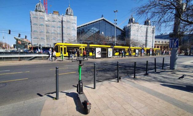 Durva videón ahogy egy elektromos rolleres hatalmasat esik a Nagykörúton, csaknem átment rajta egy autó