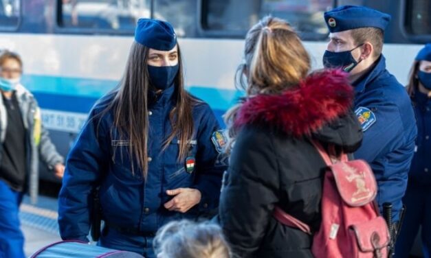 Fura állapotok a Nyugati pályaudvarnál, segélyhiénákat emleget a rendőrség