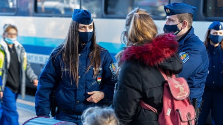 Fura állapotok a Nyugati pályaudvarnál, segélyhiénákat emleget a rendőrség