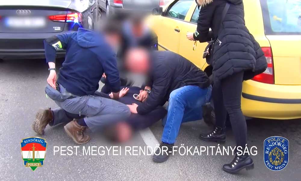 Illegális gyógyszertárra csaptak le a nyomozók, 76 rendőr vett részt az akcióban: 15 ezer tablettát foglaltak le