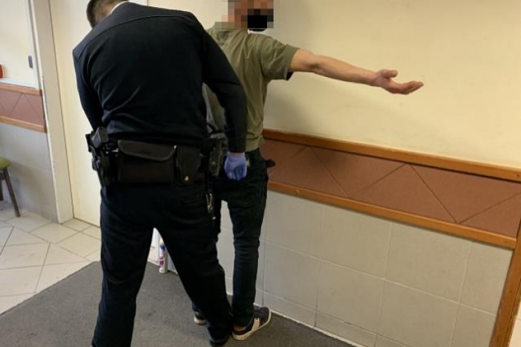 „Megalázottnak éreztem magam” – kioltotta lakótársa életét egy férfi, mert szerinte cimborája azt akarta vele csinálni, amit a nőkkel szokott