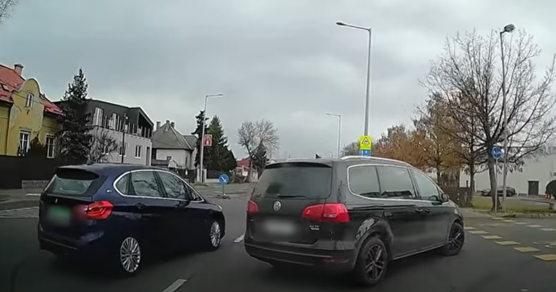 HÉV átjáróban büntetett a Volkswagen sofőrje Budapesten – videó