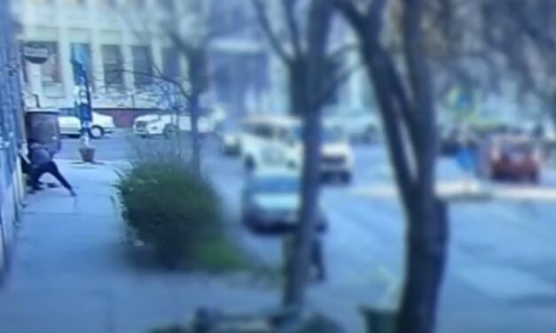 Húsklopfolóval támadt ismerősére egy férfi a 8. kerületben, az eszköz törött nyelével meg is szúrta áldozatát – videó