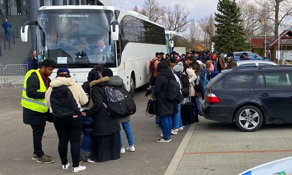 Csepelről már hazamentek, Törökbálinton még dolgoznak a Kijevből érkezett menekült diákok továbbutazásán