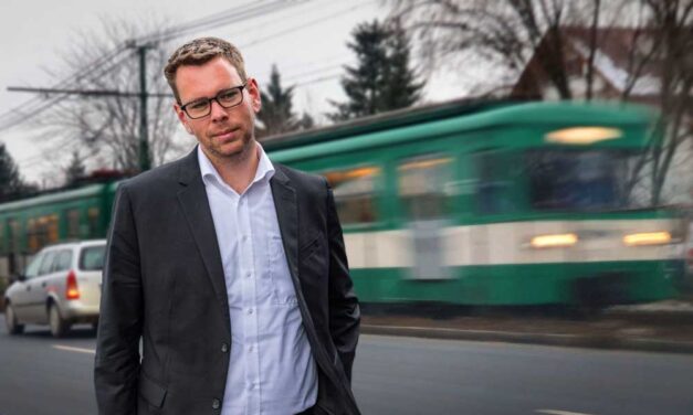 Vitézy Dávid örül: Fontos előrelépés történt a HÉV-vonalakon, már 100 km/h-val is lehet száguldozni egyes szakaszokon