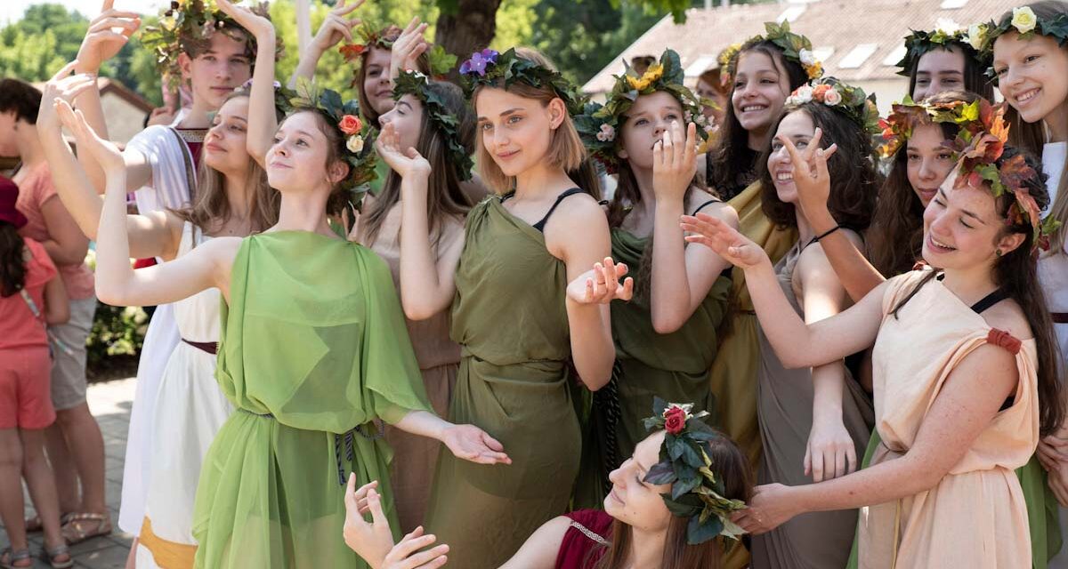 Floralia római Tavaszünnep Aquincumban, Grunting Pigs a Virág Benedek Házban, utolsó Kistehén a Budapest Parkban, Kern András Kőbányán, Fényes Szabolcs 110 a Stefánia Palotában, Érdi Piknik, operettgála, whiskykóstoló és sok más remek program péntekre