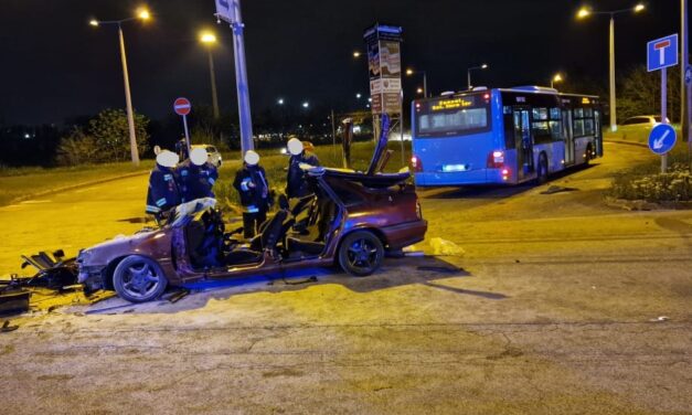 Hatalmas sebességgel rohant bele az a Opel a buszba Csepelen: az autó egyik utasa a műszerfalnak préselődött – Sokkoló fotók a helyszínről