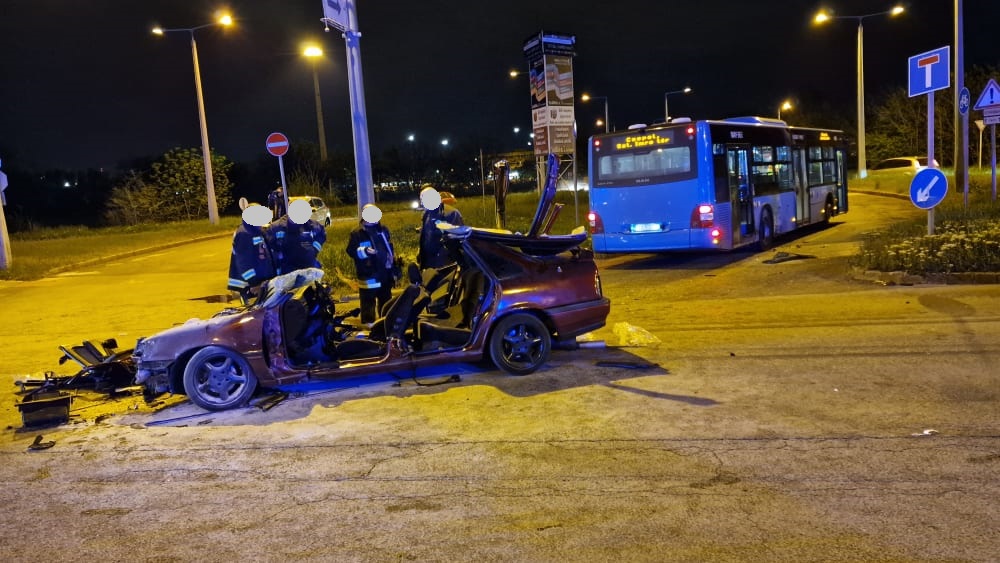 Hatalmas sebességgel rohant bele az a Opel a buszba Csepelen: az autó egyik utasa a műszerfalnak préselődött – Sokkoló fotók a helyszínről