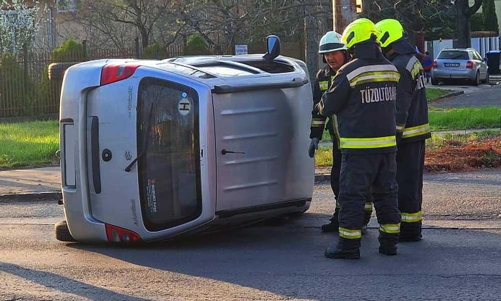 Nagyot borult a Suzuki, amikor összeütközött a fekete Mercedessel Zuglóban