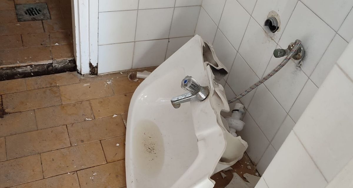 Vandalizmus: betörők törtek-zúztak a budakeszi temetőben – Többmillió forintos a kár – Fotók a helyszínről