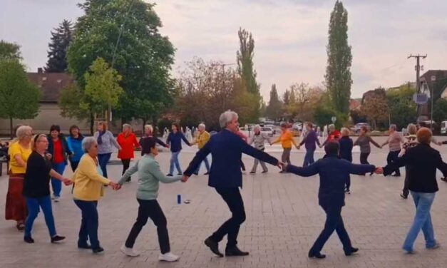 Táncra perdült Érd polgármestere: Csőzik László a város főterén, helyi nyugdíjasokkal ropta