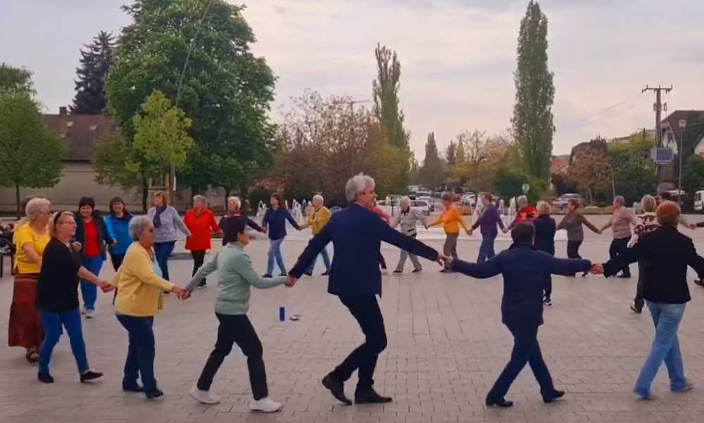 Táncra perdült Érd polgármestere: Csőzik László a város főterén, helyi nyugdíjasokkal ropta