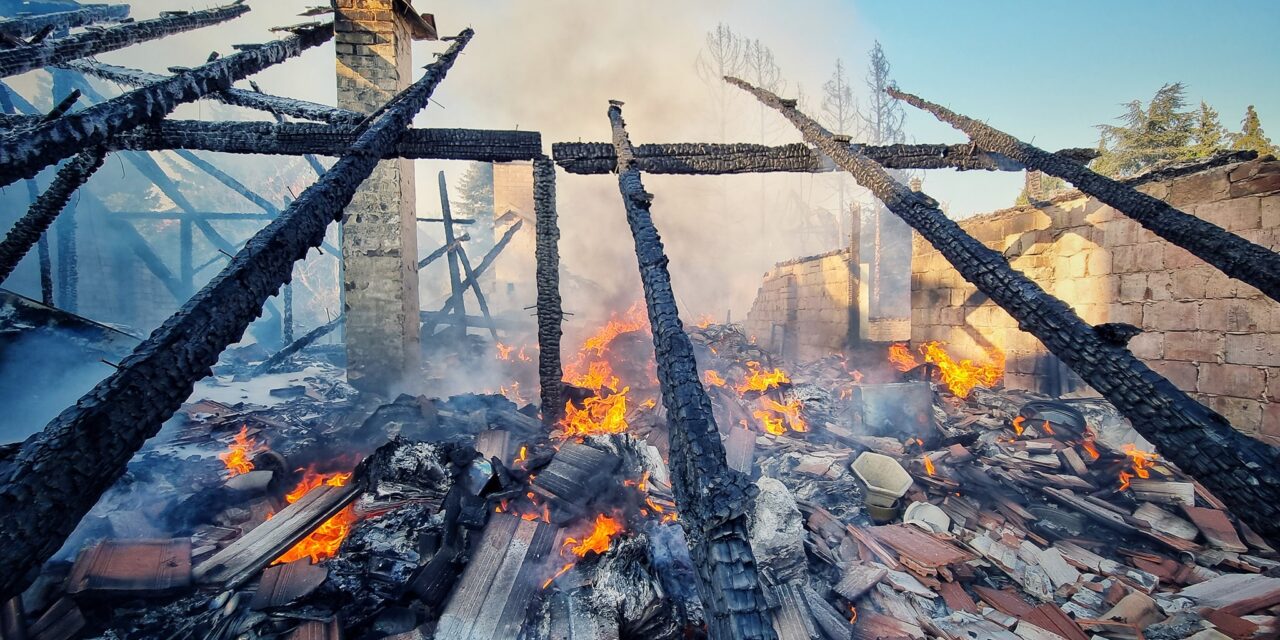 „Mire hazaértem nagymamámat pont kihozták az égő épületből” – bosszúból gyújthatta fel a lakókocsit Budakeszin az a férfi, aki miatt több család földönfutó lett, 4 ingatlan égett le
