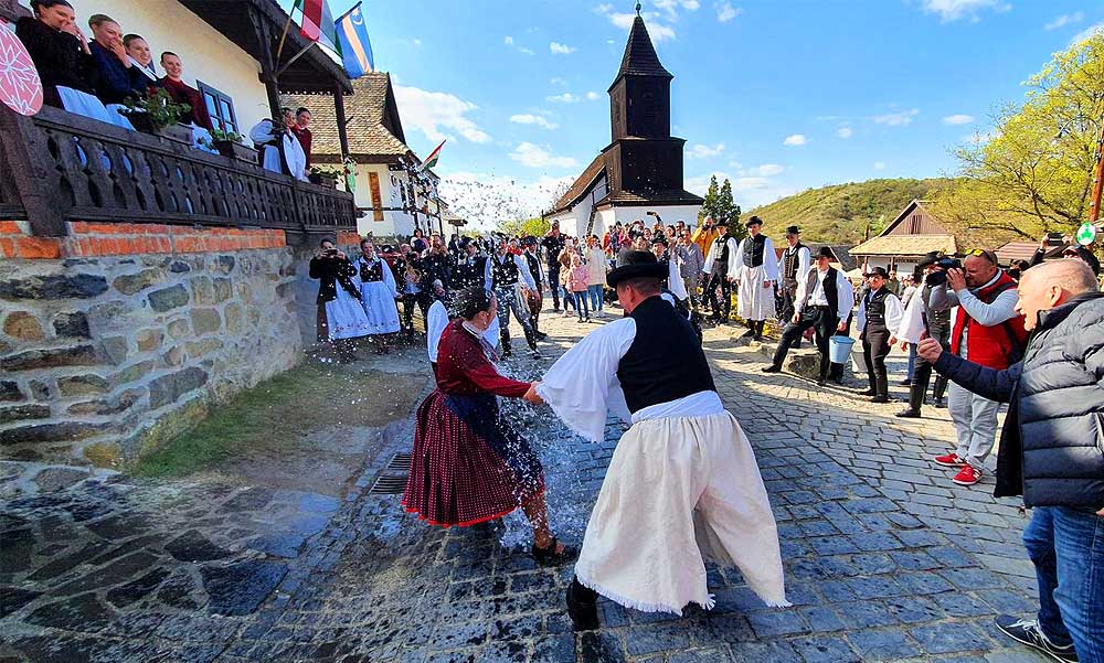 Szétlocsolták a lányokat Hollókőn, itt a látványos videó a teljes elázásról