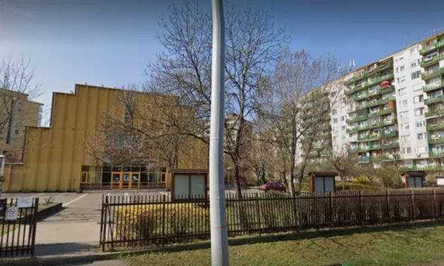 Azonnal hívta az iskolát a felpaprikázott nő, aki azt hitte egy LMBTQ-s rendezvény zajlik az intézmény előtt – Kiderült, a kőbányai gimiben csak bolondballagást tartottak