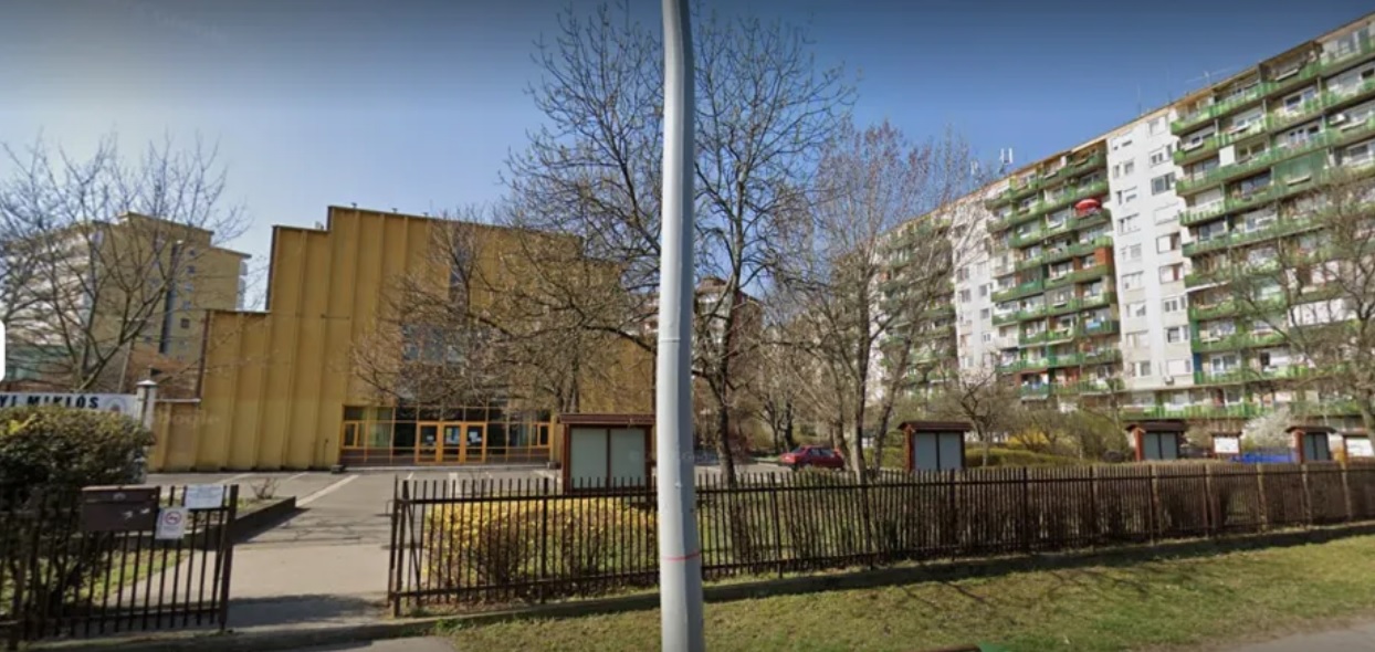 Azonnal hívta az iskolát a felpaprikázott nő, aki azt hitte egy LMBTQ-s rendezvény zajlik az intézmény előtt – Kiderült, a kőbányai gimiben csak bolondballagást tartottak