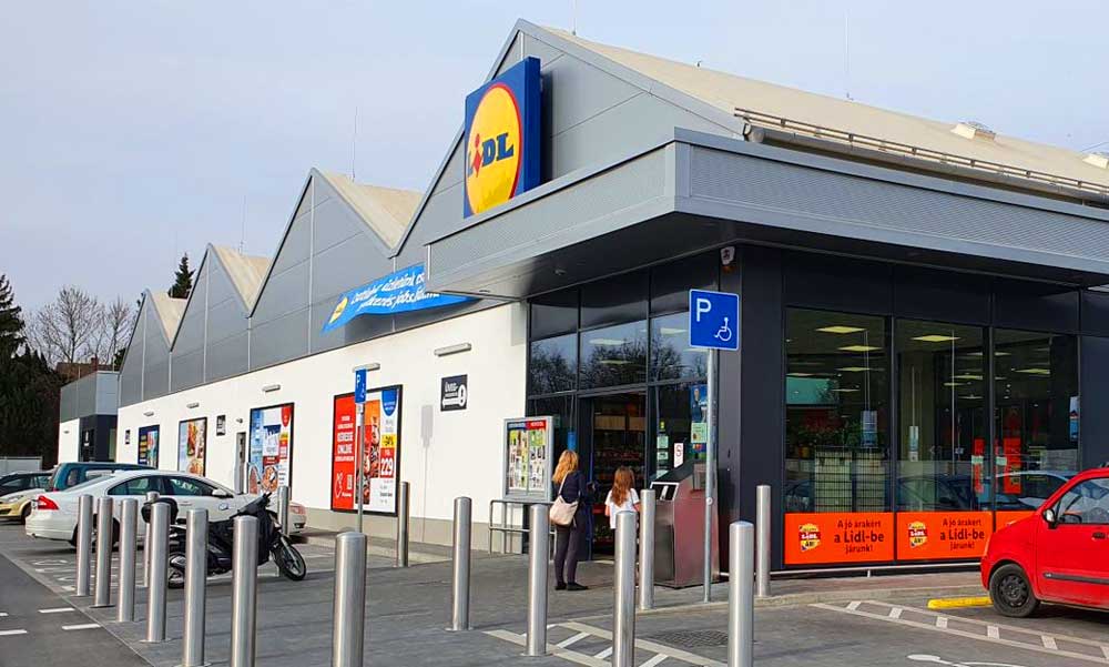 Megirigyelte az Aldit a Lidl, mától több árucikk is jelentősen olcsóbb az áruházakban