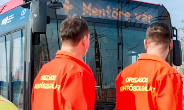Palacsinta egy darabja akadt meg az utas torkán a 16-os buszon, a buszsofőr kezdte meg a férfi újraélesztését
