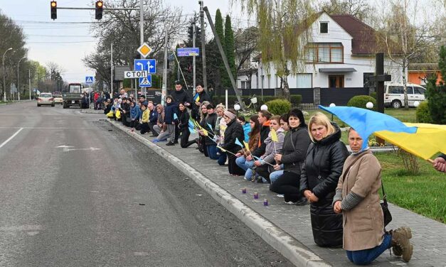 Megrendítő: az egész város térdre borult a hős katona hazaérkező koporsója előtt, így gyászol a kárpátaljai Nagyszőlős – Fotók