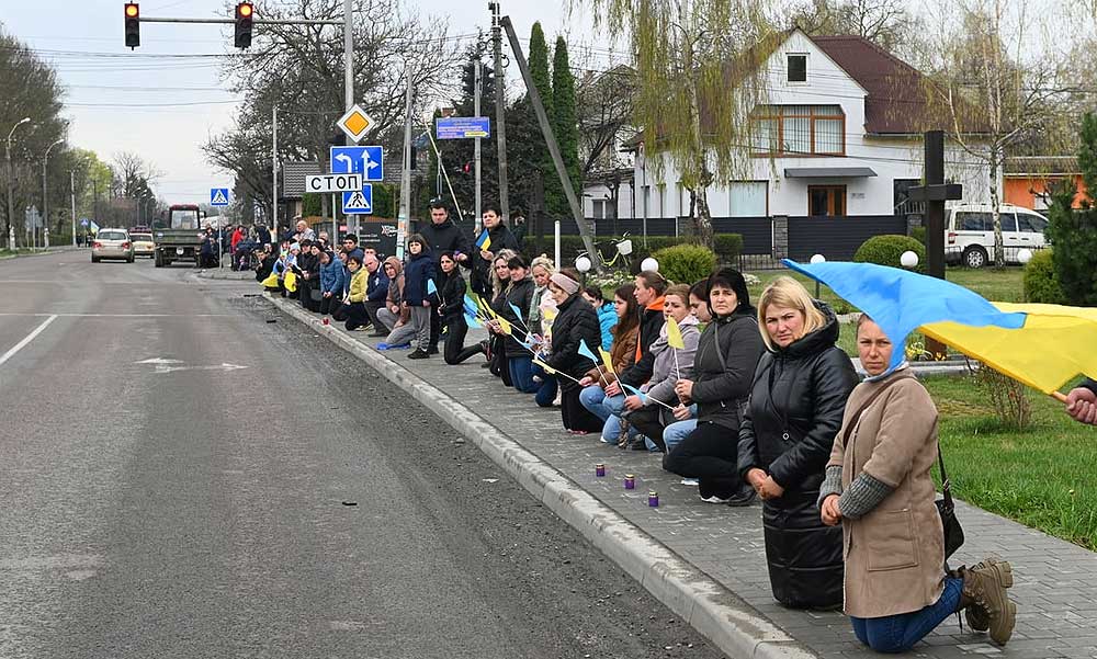 Megrendítő: az egész város térdre borult a hős katona hazaérkező koporsója előtt, így gyászol a kárpátaljai Nagyszőlős – Fotók