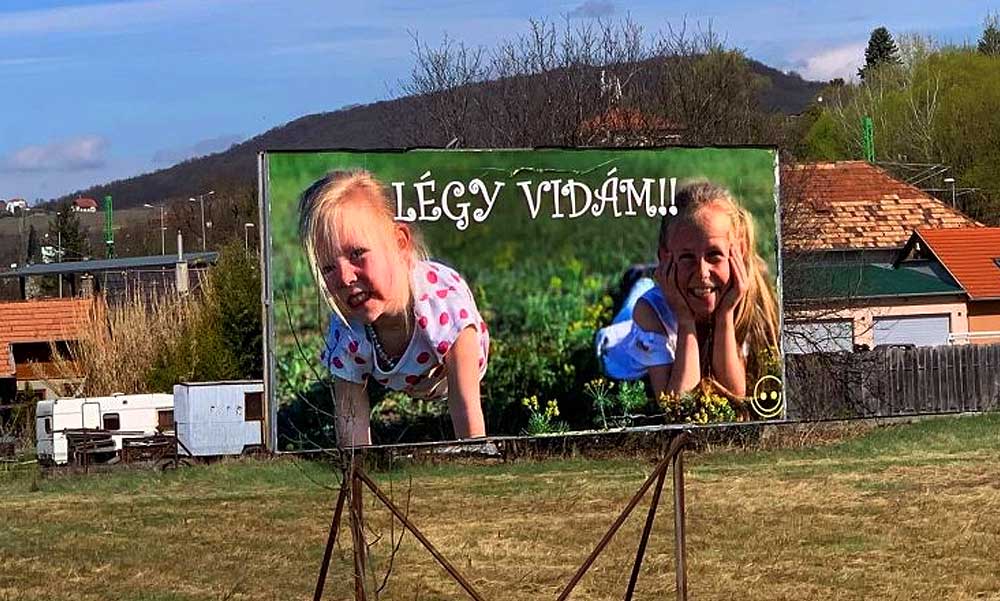 „Apa, ez a bácsi miért hazudik és miért lop?” – Elege lett az óriásplakátokból az ürömi apukának, saját pénzén kezdte lecserélni a 10-es út melletti plakáterdőt