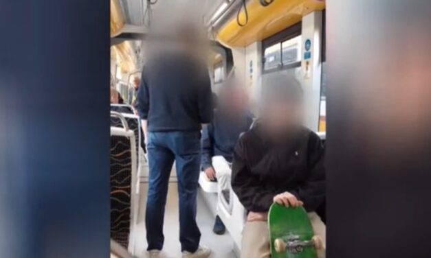 „Behányok, olyan szaguk van!” – videón, ahogy a 19-es villamos vezetője elzavarja a járművön utazó hajléktalanokat