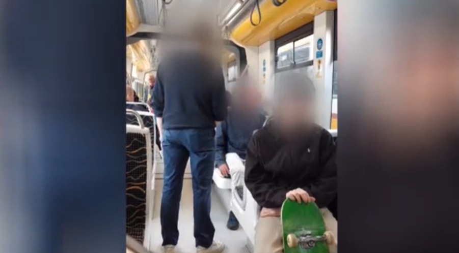 „Behányok, olyan szaguk van!” – videón, ahogy a 19-es villamos vezetője elzavarja a járművön utazó hajléktalanokat