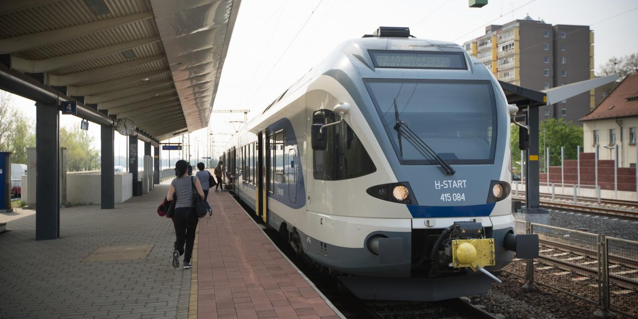 Péntek délutáni sokk: elgázolt egy embert a Balaton Intercity, több száz utas ragadt Siófokon
