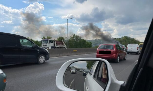Lángol egy kisteherautó az M1-M7 bevezető szakaszán – Fotók