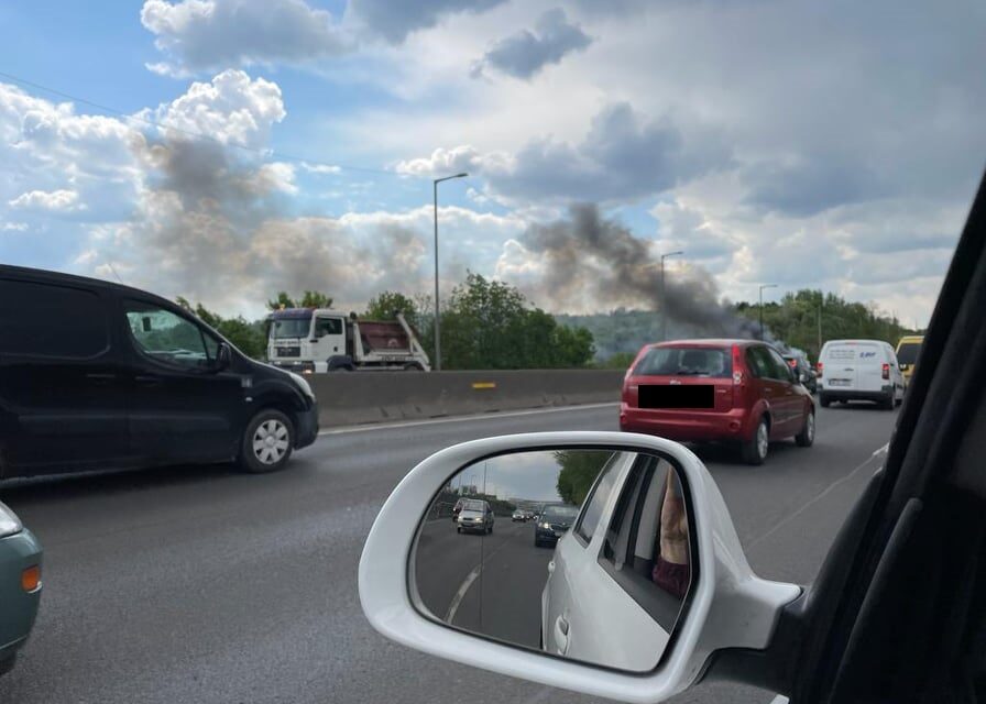 Lángol egy kisteherautó az M1-M7 bevezető szakaszán – Fotók