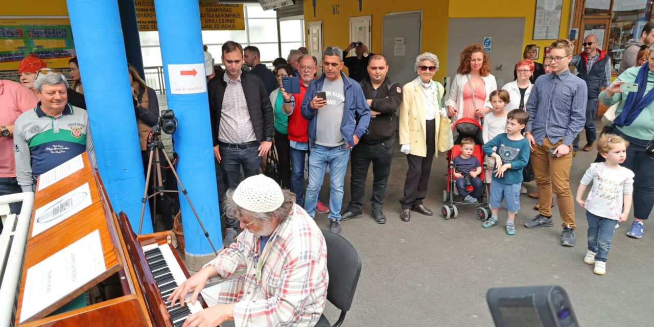 Micsoda felvétel! A Fény utcai piacon zenélt Presser Gábor – videó