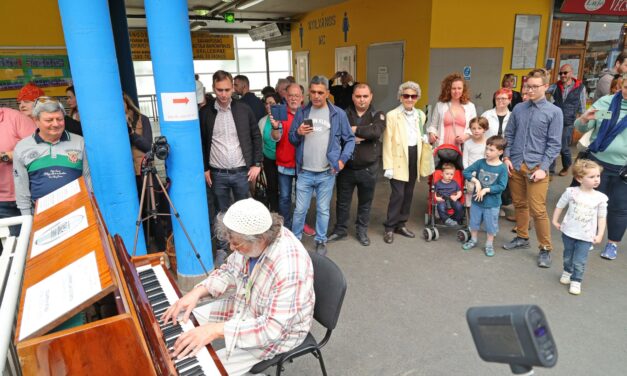 Micsoda felvétel! A Fény utcai piacon zenélt Presser Gábor – videó